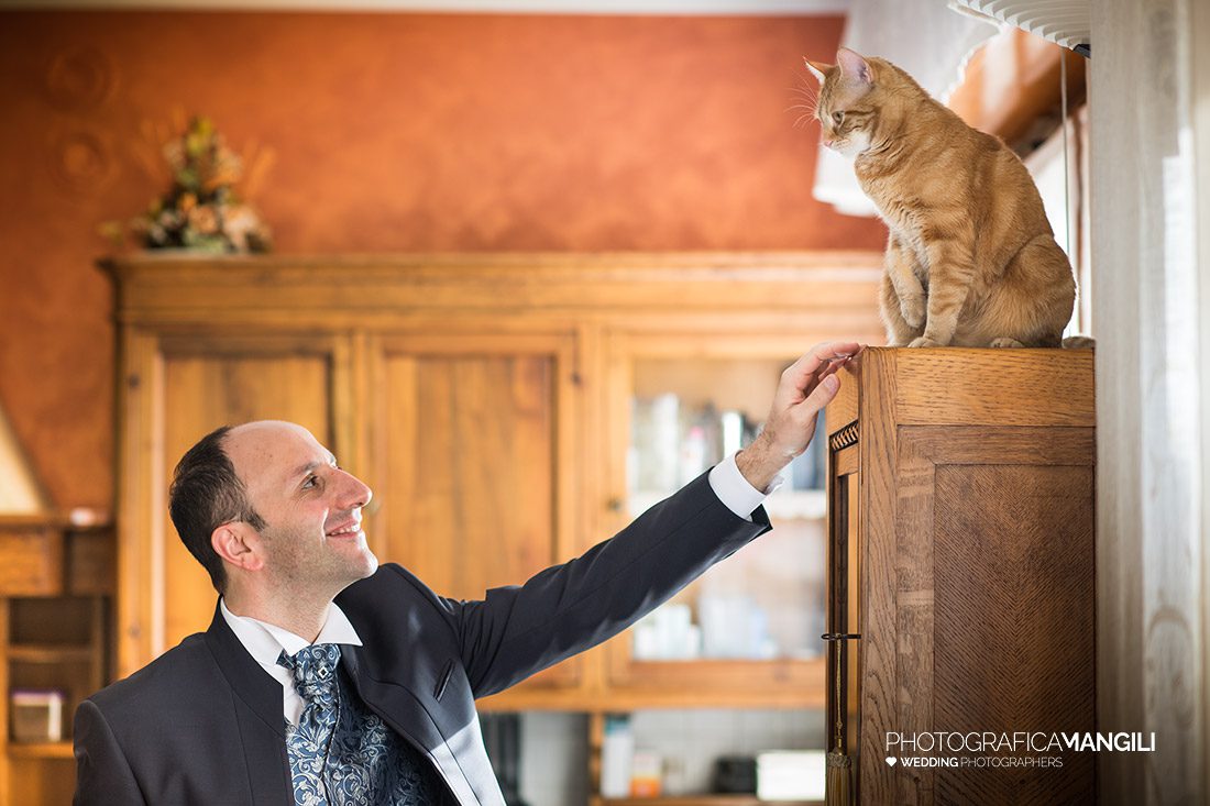002 fotografo matrimonio lecco bergamo sposo con gatto 002 fotografo matrimonio lecco bergamo sposo con gatto