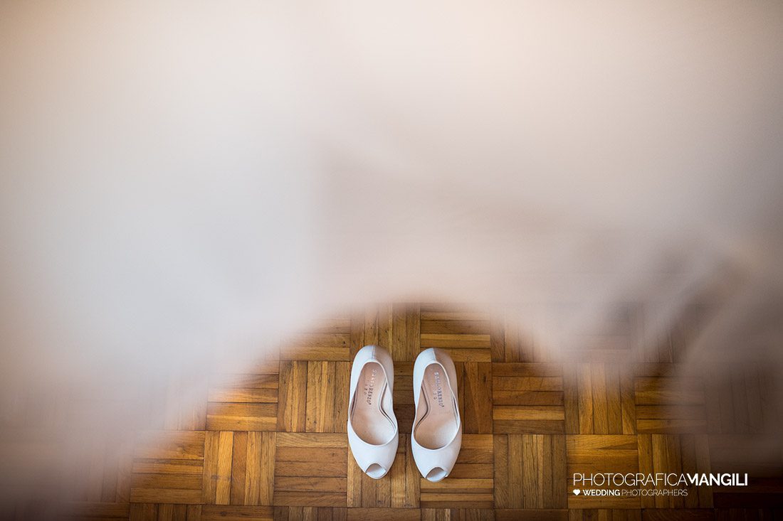 01 bride shoes italian wedding photographer 1 01 bride shoes italian wedding photographer 1
