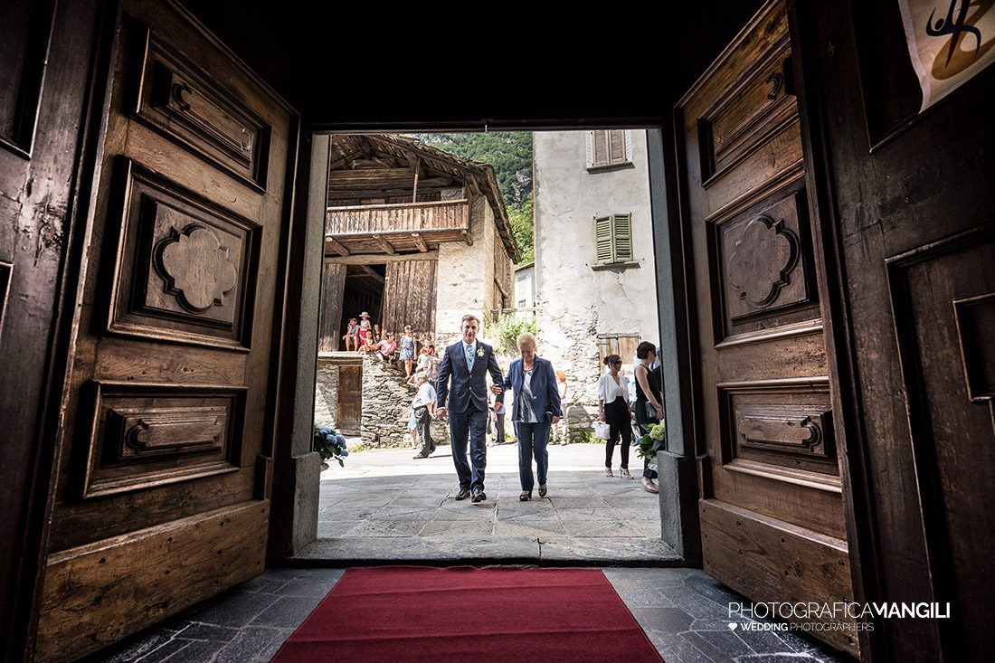 015 cerimonia matrimonio ingresso sposi fotografo chiavenna sondrio 015 cerimonia matrimonio ingresso sposi fotografo chiavenna sondrio