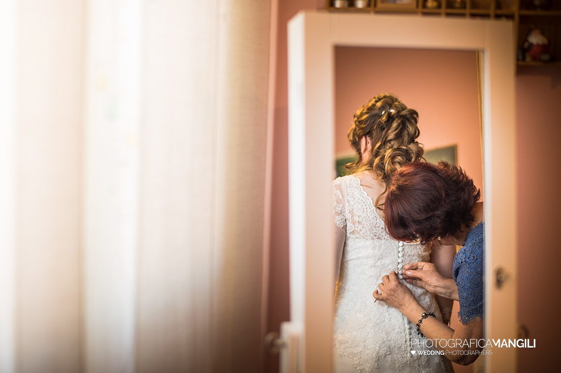 02 foto vestizione sposa fotografo matrimoni bergamo como brescia 1 02 foto vestizione sposa fotografo matrimoni bergamo como brescia 1