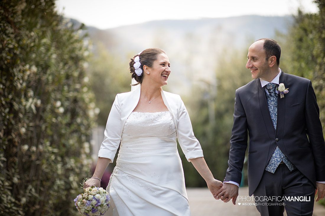 035 sposi mano nella mano fotografia matrimonio 035 sposi mano nella mano fotografia matrimonio