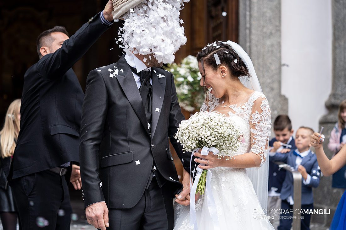 043 cerimonia chiesa lancio del riso sposi foto matrimonio morbegno sondrio 2 043 cerimonia chiesa lancio del riso sposi foto matrimonio morbegno sondrio 2