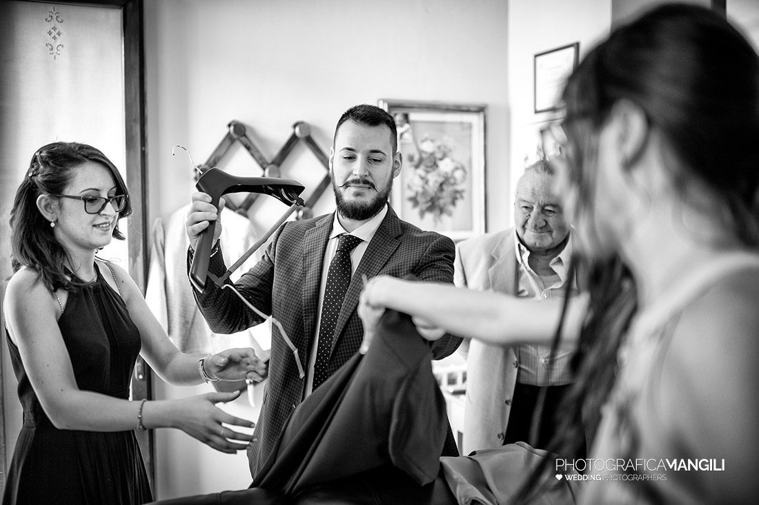 07 foto vestizione sposo fotografo matrimoni bergamo como brescia 1 07 foto vestizione sposo fotografo matrimoni bergamo como brescia 1