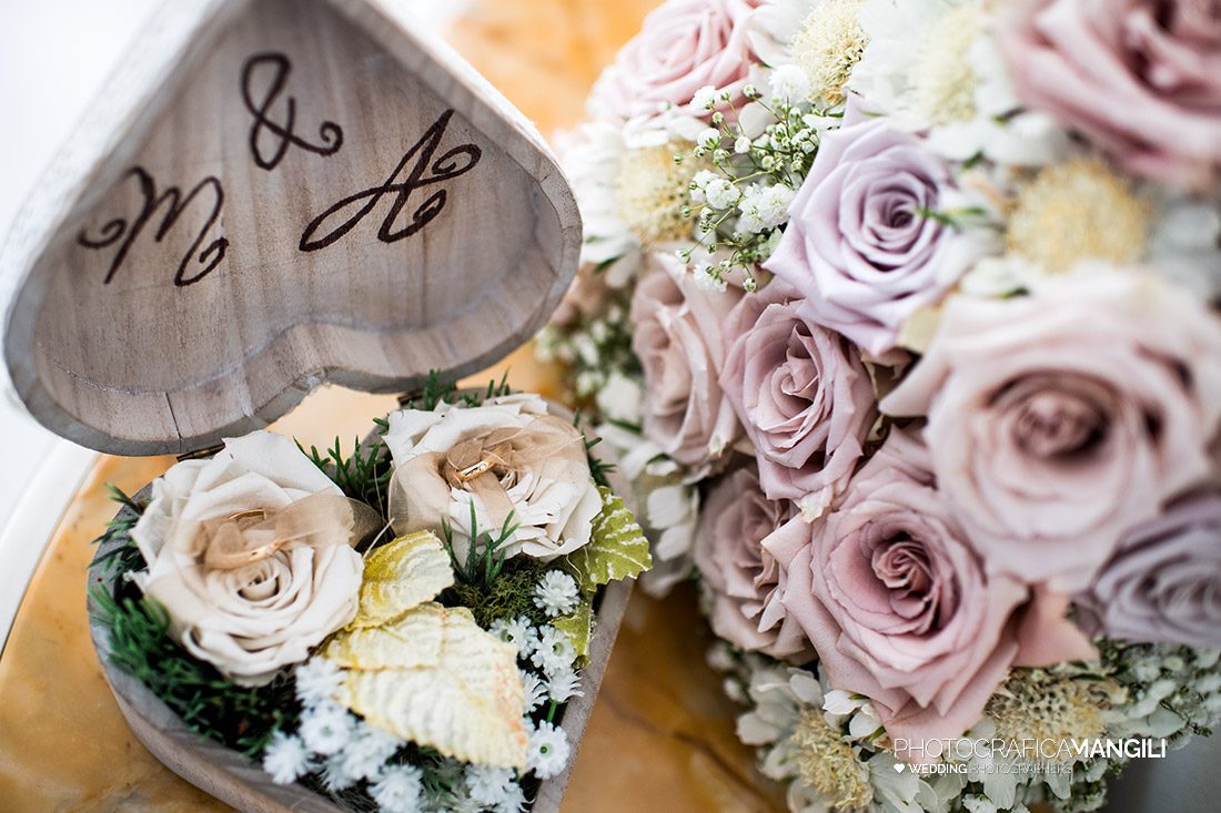 10 fedi nuziali e decorazione floreale 10 fedi nuziali e decorazione floreale