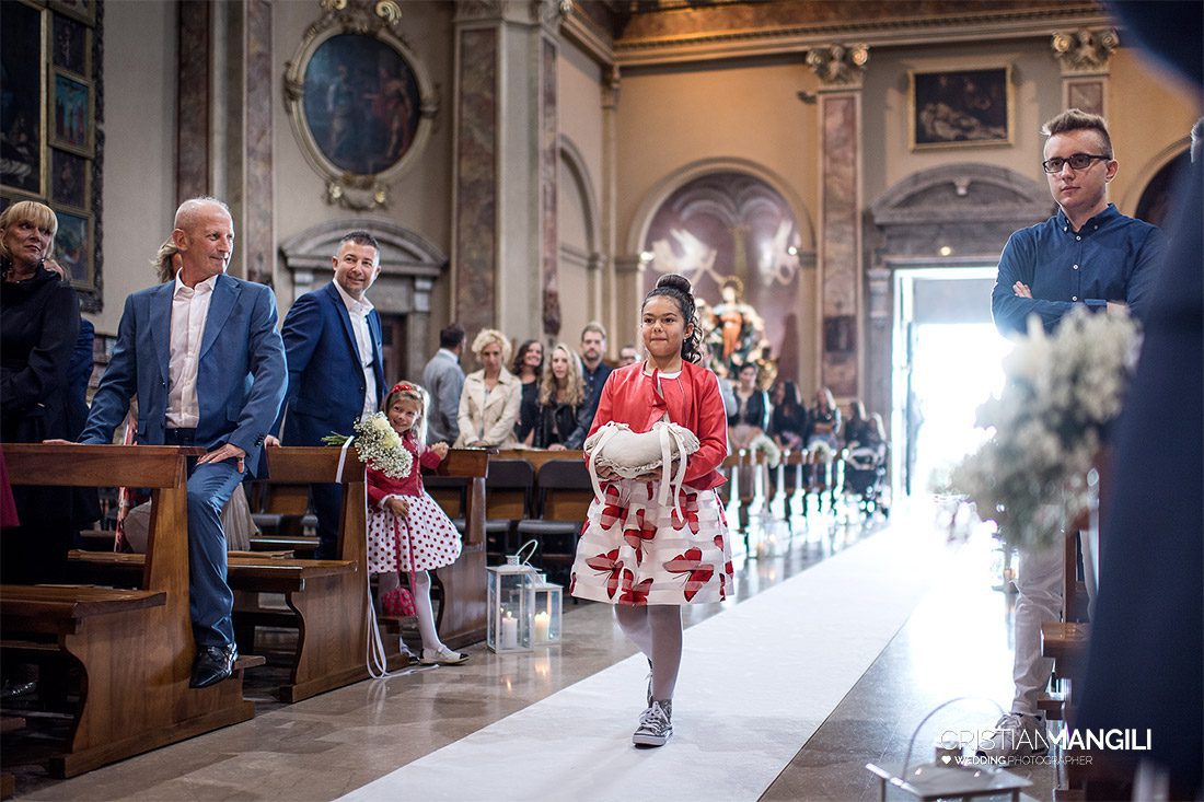 20 bambina con fedi nuziali 20 bambina con fedi nuziali