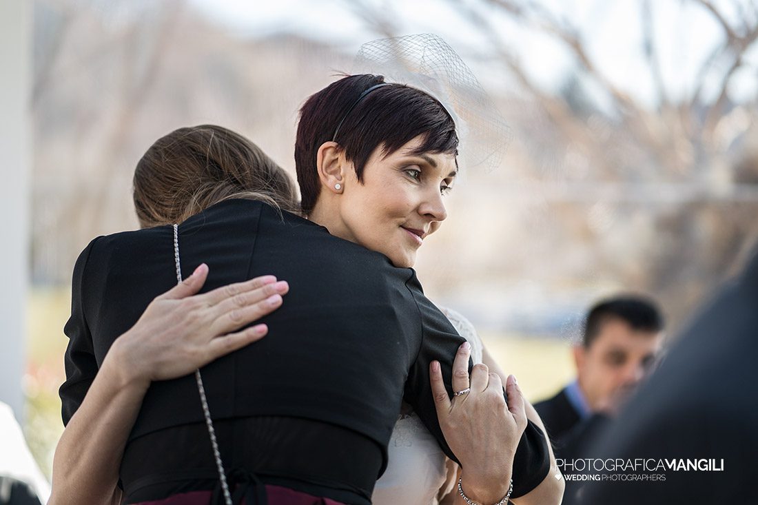 26 sposa abbraccio invitata 26 sposa abbraccio invitata