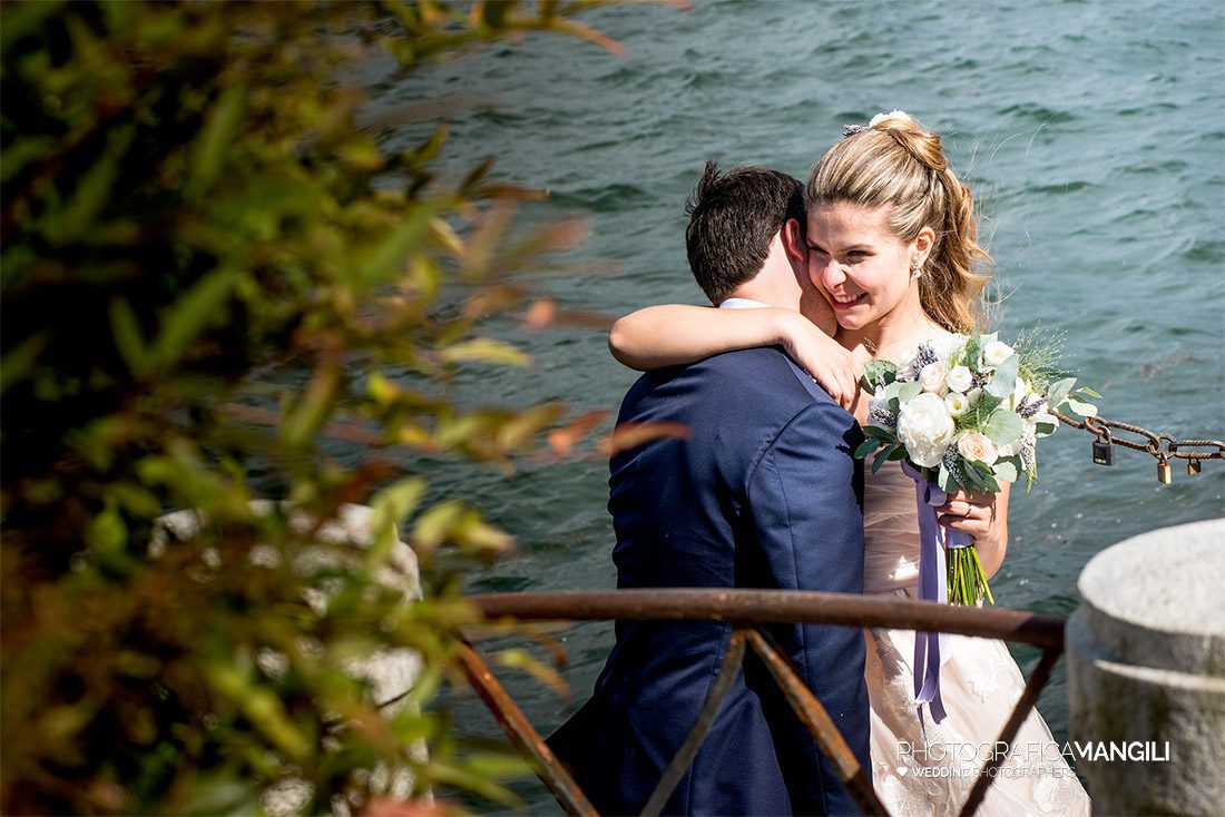 35 abbraccio sposi con decorazione fiori 35 abbraccio sposi con decorazione fiori