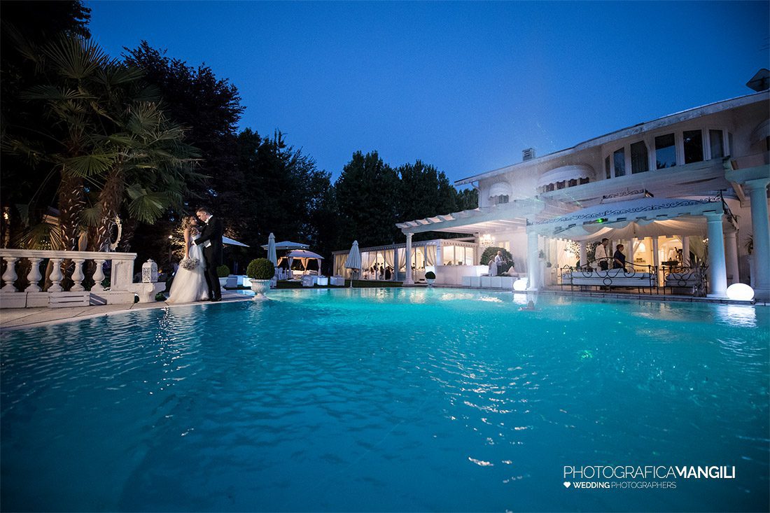 46 sposi bacio in piscina 46 sposi bacio in piscina