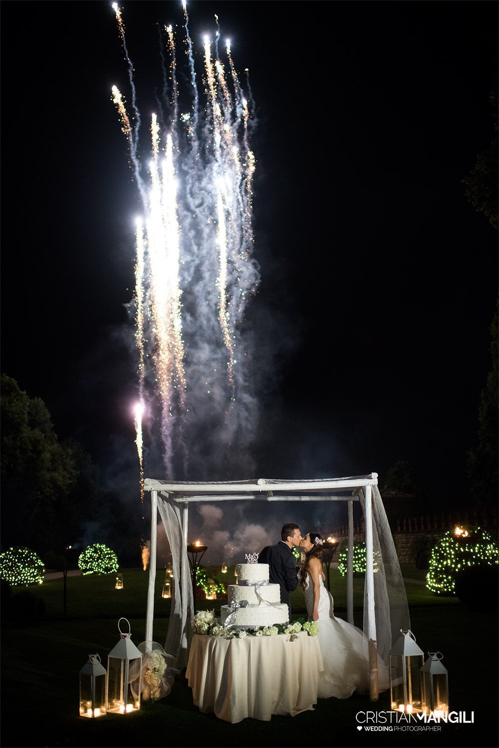 53 bacio sposi con fuochi 53 bacio sposi con fuochi