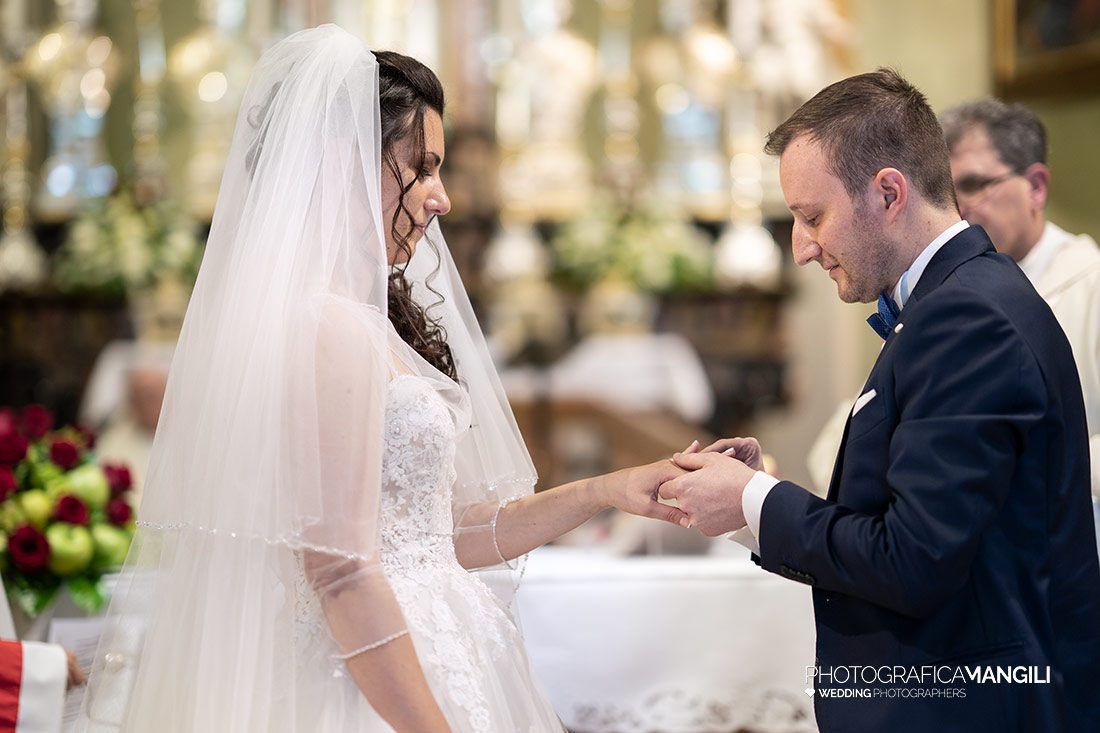 026 cerimonia chiesa sposi scambio fedi matrimonio wedding oggiono 026 cerimonia chiesa sposi scambio fedi matrimonio wedding oggiono
