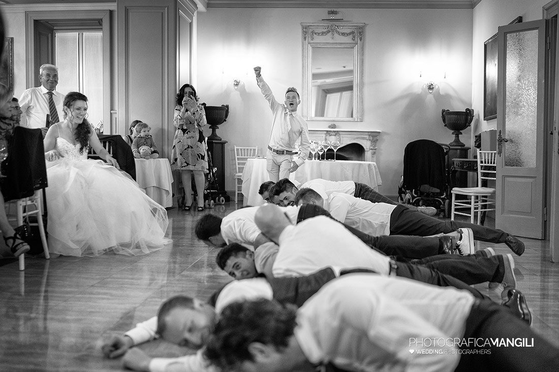 057 sposi amici giochi matrimonio wedding reportage villa acquaroli carvico bergamo 057 sposi amici giochi matrimonio wedding reportage villa acquaroli carvico bergamo