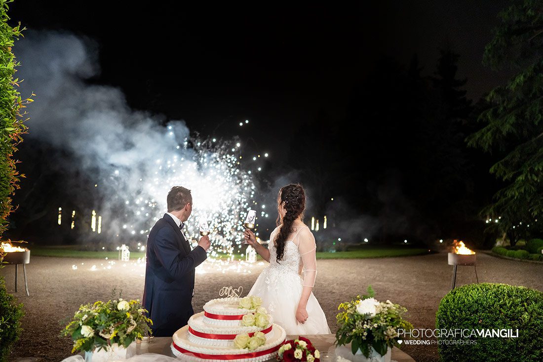 061 sposi taglio torta matrimonio wedding reportage villa acquaroli carvico bergamo 061 sposi taglio torta matrimonio wedding reportage villa acquaroli carvico bergamo