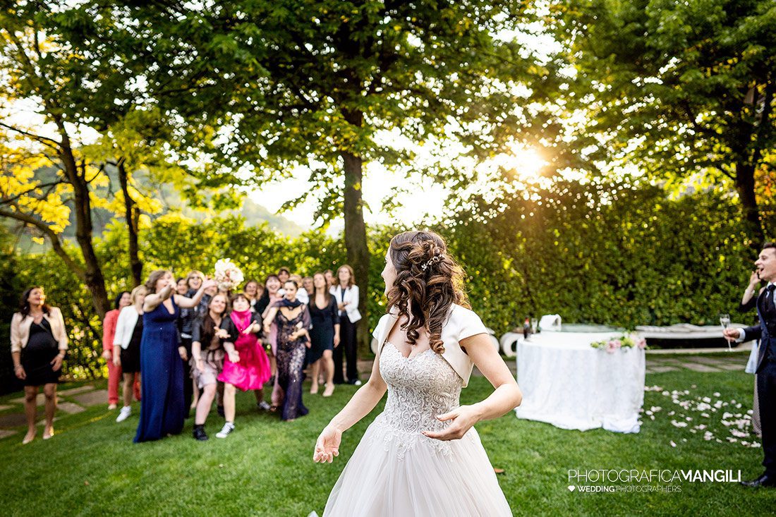 062 sposi matrimonio wedding lancio bouquet la palma palazzago bergamo 062 sposi matrimonio wedding lancio bouquet la palma palazzago bergamo