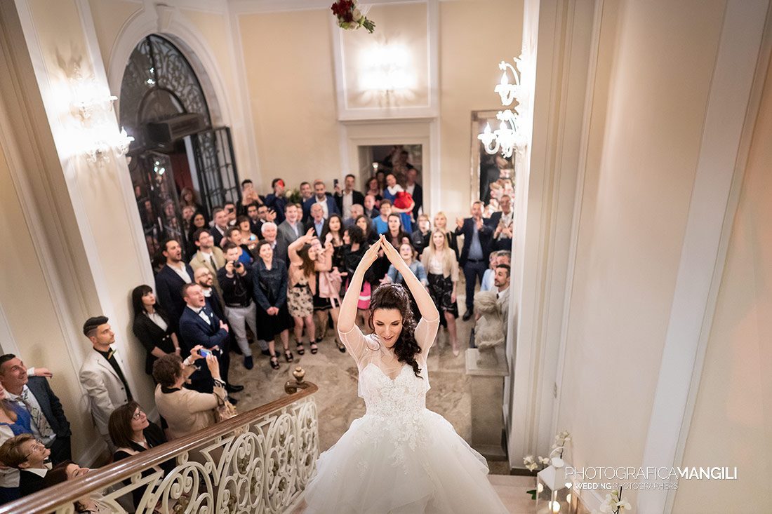 064 sposi lancio bouquet matrimonio wedding reportage villa acquaroli carvico bergamo 064 sposi lancio bouquet matrimonio wedding reportage villa acquaroli carvico bergamo