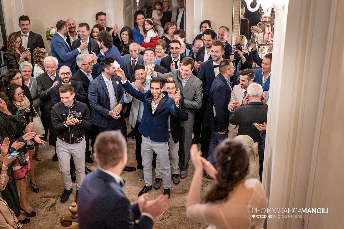 066 sposi lancio giarrettiera matrimonio wedding reportage villa acquaroli carvico bergamo 066 sposi lancio giarrettiera matrimonio wedding reportage villa acquaroli carvico bergamo