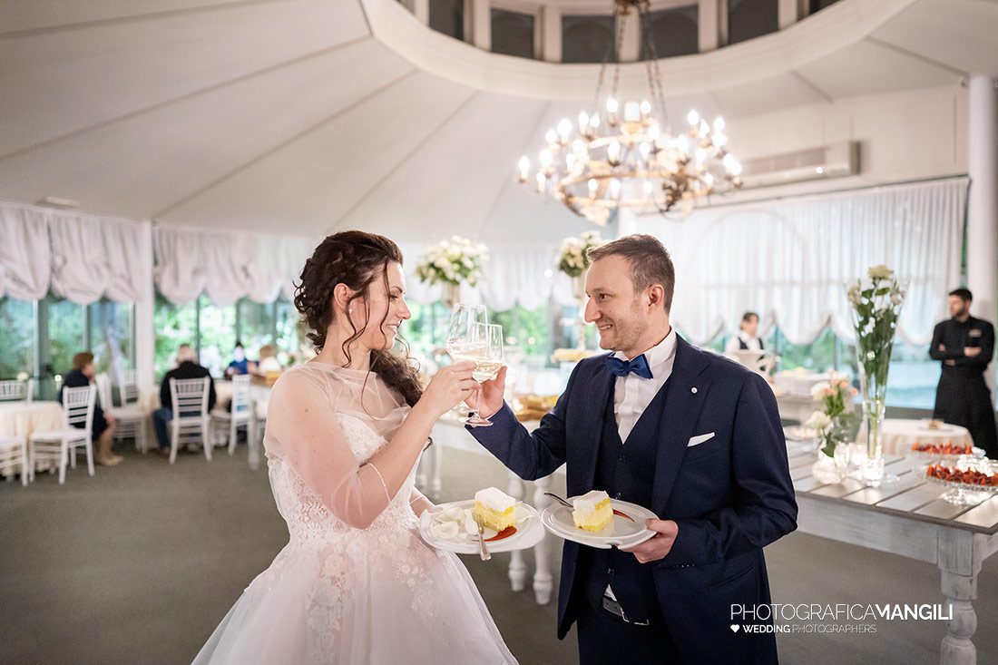 067 sposi torta matrimonio wedding reportage villa acquaroli carvico bergamo 067 sposi torta matrimonio wedding reportage villa acquaroli carvico bergamo