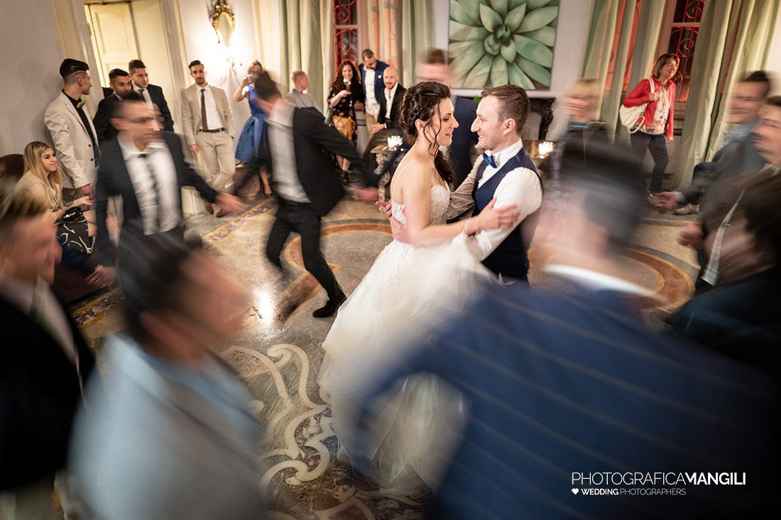 073 sposi ballo festa matrimonio wedding reportage villa acquaroli carvico bergamo 073 sposi ballo festa matrimonio wedding reportage villa acquaroli carvico bergamo