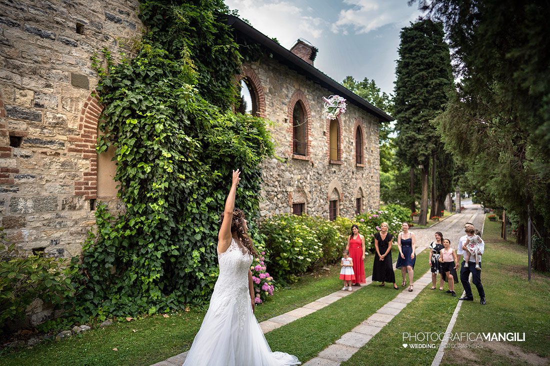 053 reportage wedding sposi foto lancio bouquet matrimonio castello casiglio erba como 053 reportage wedding sposi foto lancio bouquet matrimonio castello casiglio erba como