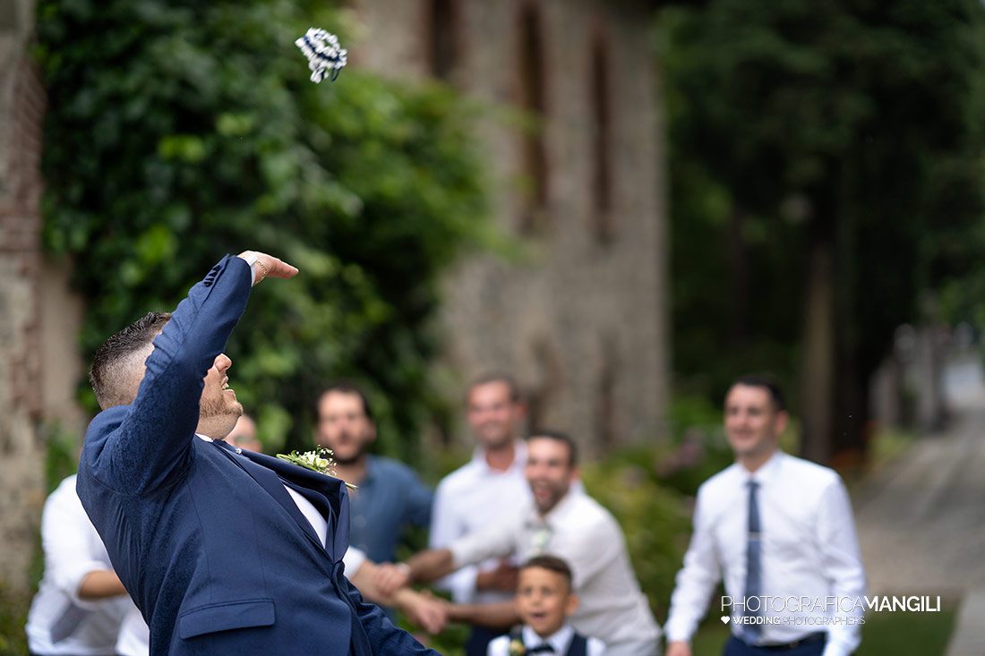 054 reportage wedding sposi lancio giarrettiera foto matrimonio castello casiglio erba como 054 reportage wedding sposi lancio giarrettiera foto matrimonio castello casiglio erba como