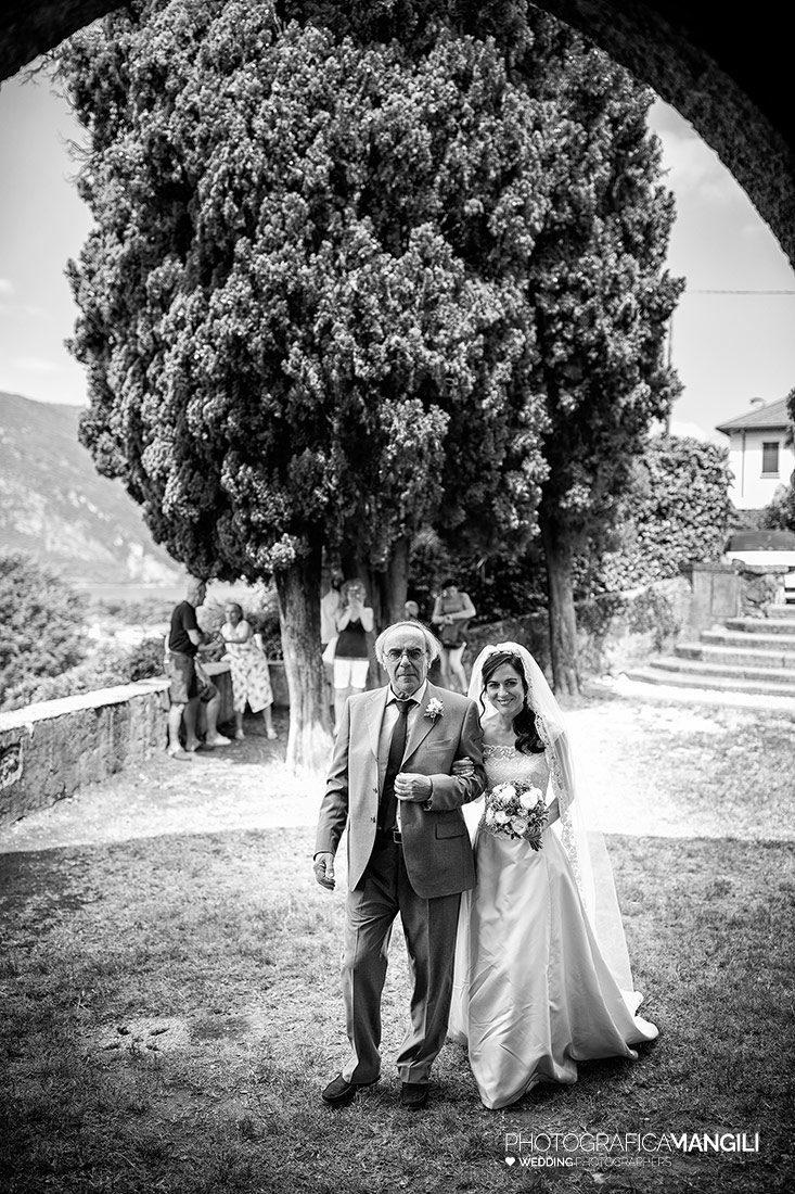 017 reportage ingresso chiesa san giorgio mandello del lario lecco sposi cerimonia foto matrimonio wedding 017 reportage ingresso chiesa san giorgio mandello del lario lecco sposi cerimonia foto matrimonio wedding