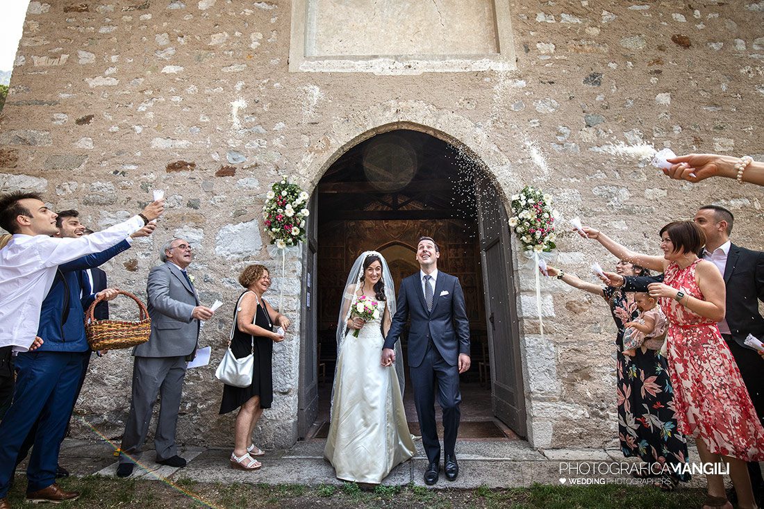 028 reportage uscita chiesa lancio riso san giorgio mandello del lario lecco sposi cerimonia foto matrimonio wedding 028 reportage uscita chiesa lancio riso san giorgio mandello del lario lecco sposi cerimonia foto matrimonio wedding