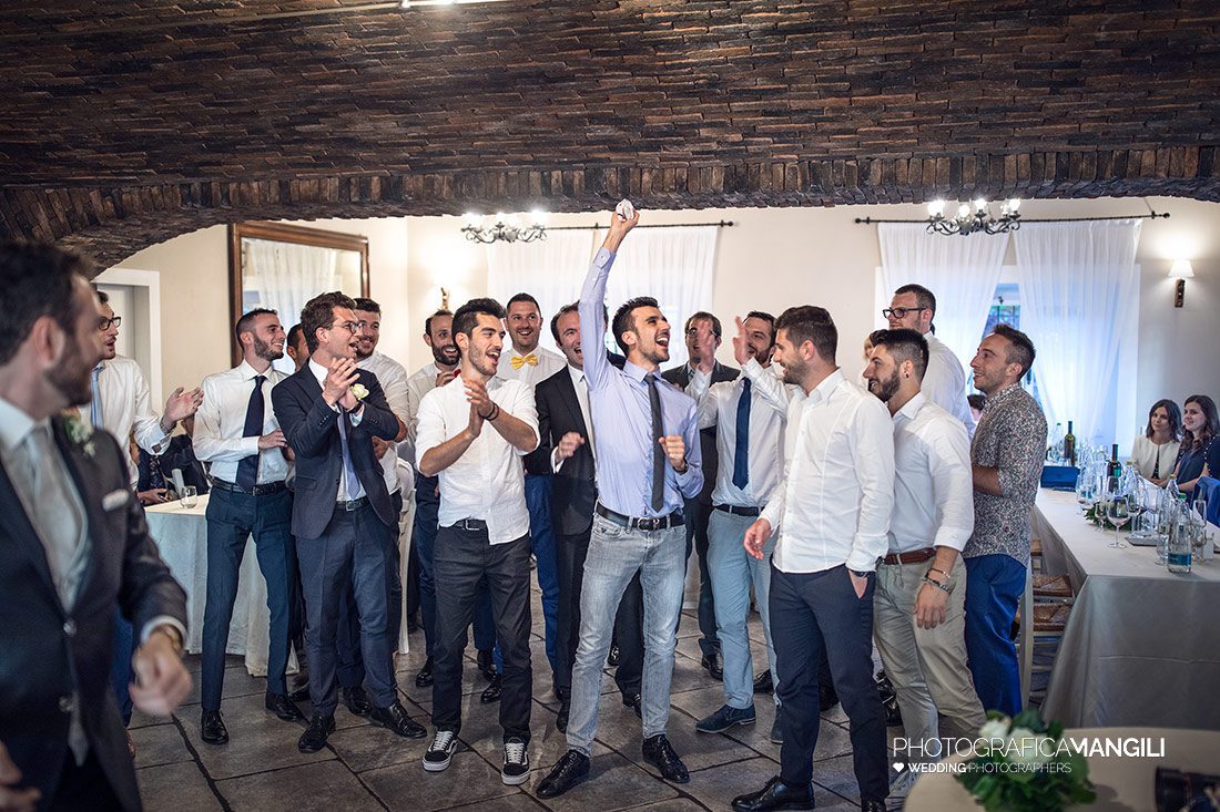 059 reportage wedding ritratti lancio giarrettiera sposi foto matrimonio madonnina barni como 059 reportage wedding ritratti lancio giarrettiera sposi foto matrimonio madonnina barni como