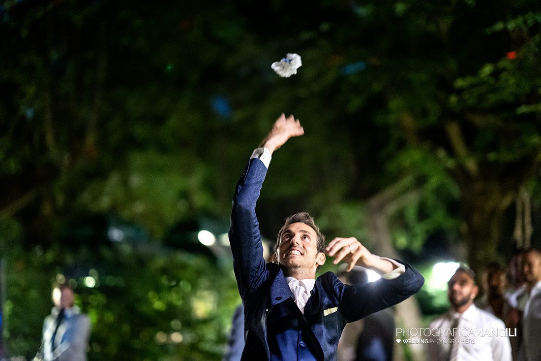 088 reportage sposi foto lancio giarrettiera matrimonio wedding madonnina barni como 088 reportage sposi foto lancio giarrettiera matrimonio wedding madonnina barni como