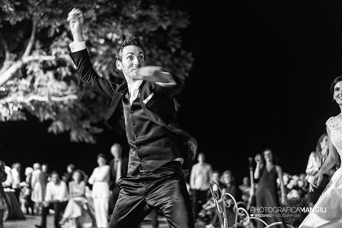 089 reportage sposi foto lancio giarrettiera matrimonio wedding madonnina barni como 089 reportage sposi foto lancio giarrettiera matrimonio wedding madonnina barni como