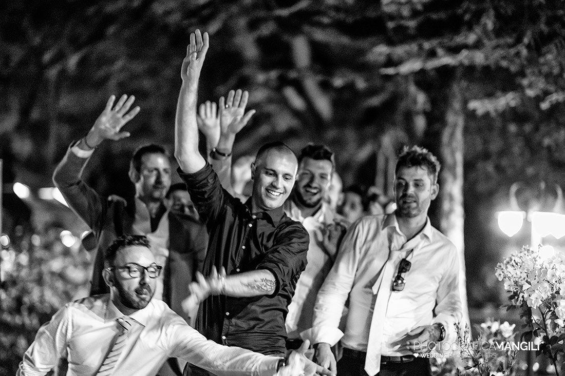 090 reportage sposi foto lancio giarrettiera matrimonio wedding madonnina barni como 090 reportage sposi foto lancio giarrettiera matrimonio wedding madonnina barni como