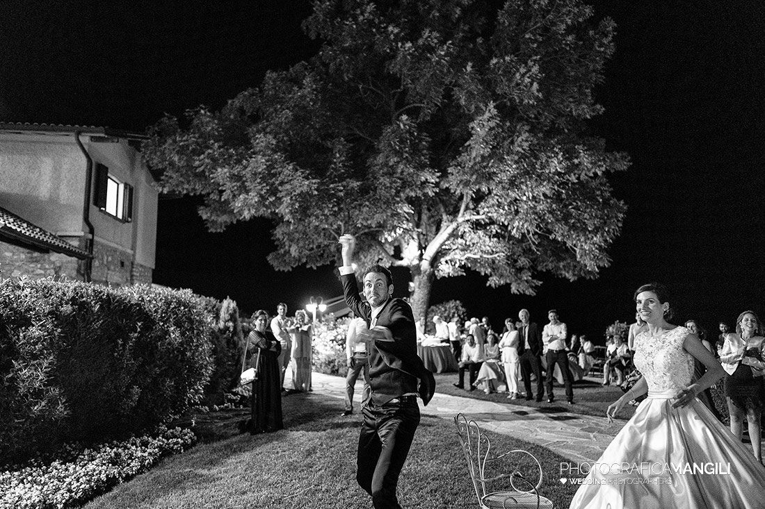 093 reportage sposi foto lancio giarrettiera matrimonio wedding madonnina barni como 093 reportage sposi foto lancio giarrettiera matrimonio wedding madonnina barni como
