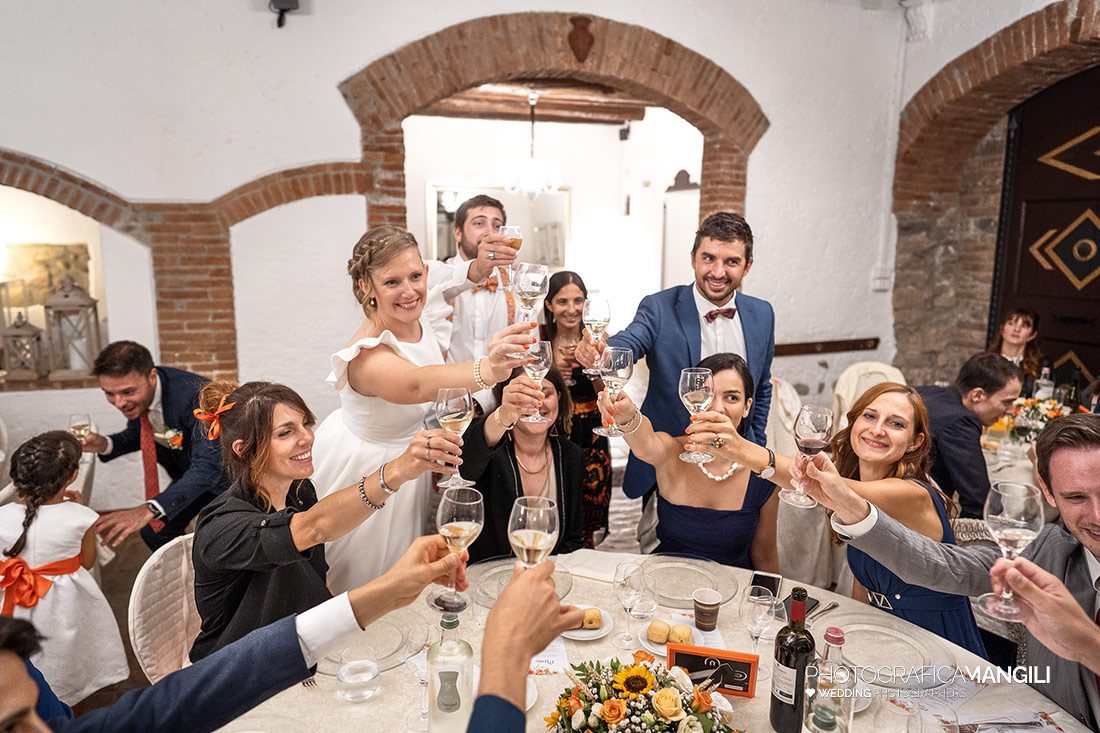 055 reportage wedding sposi foto brindisi amici matrimonio castello marigolda curno bergamo 055 reportage wedding sposi foto brindisi amici matrimonio castello marigolda curno bergamo