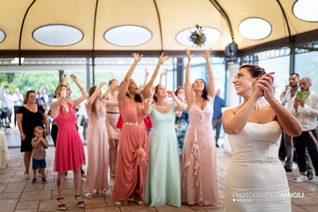 056 reportage wedding sposi lancio bouquet foto matrimonio locanda armonia bergamo 056 reportage wedding sposi lancio bouquet foto matrimonio locanda armonia bergamo