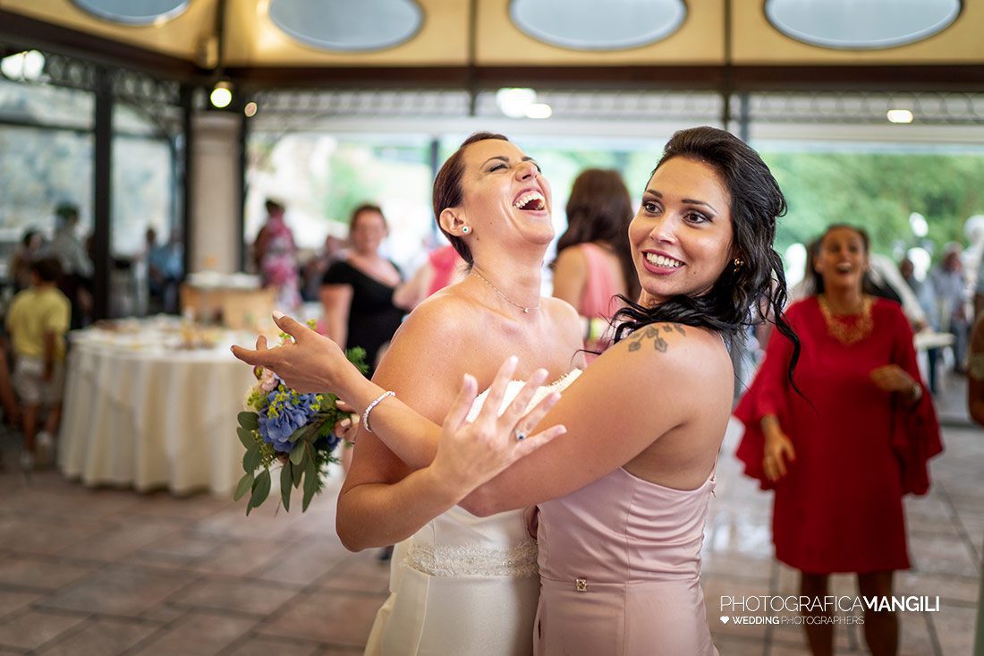 057 reportage wedding sposi lancio bouquet foto matrimonio locanda armonia bergamo 057 reportage wedding sposi lancio bouquet foto matrimonio locanda armonia bergamo