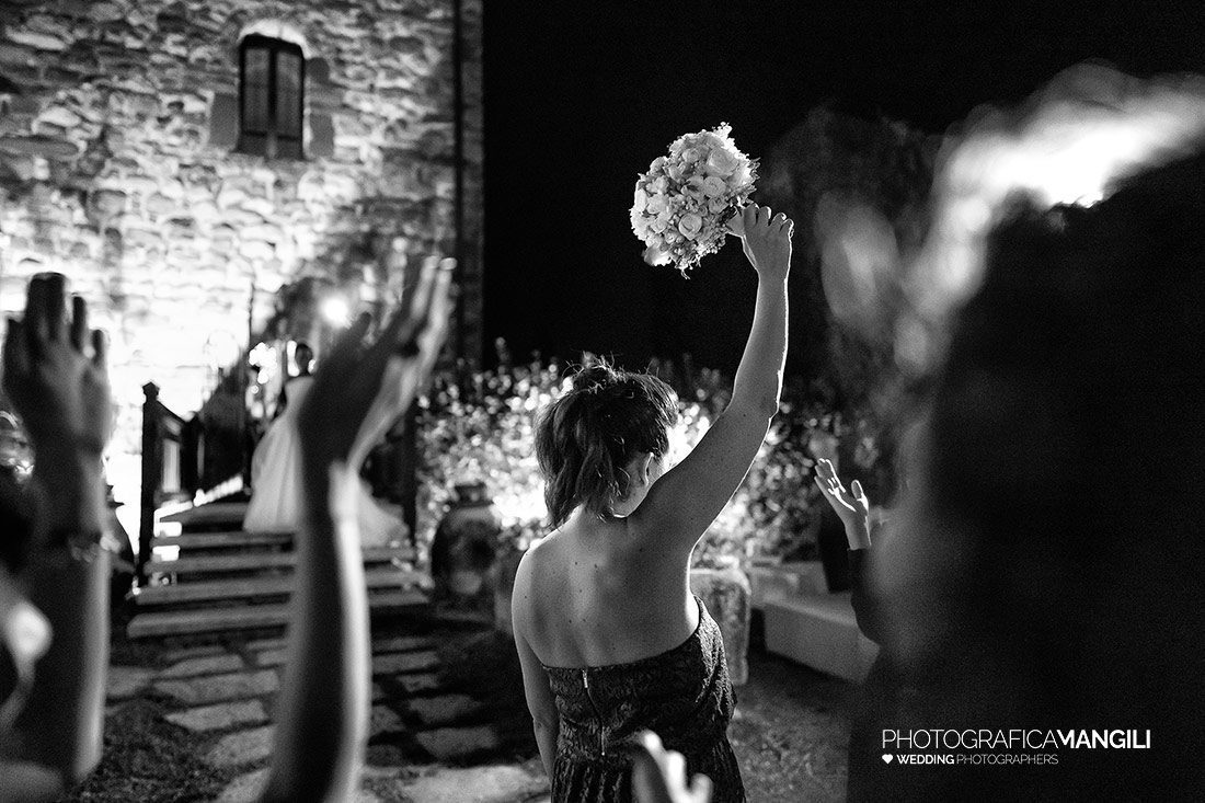 065 reportage sposi foto lancio bouquet matrimonio wedding castello rossino lecco 065 reportage sposi foto lancio bouquet matrimonio wedding castello rossino lecco