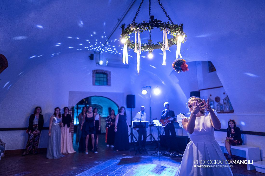 082 reportage wedding sposi foto lancio bouquet matrimonio castello marigolda curno bergamo 082 reportage wedding sposi foto lancio bouquet matrimonio castello marigolda curno bergamo