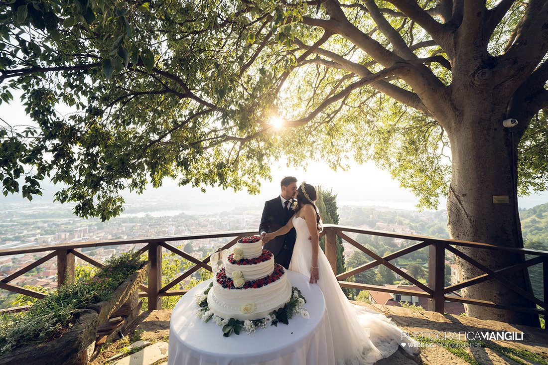 048 reportage sposi foto matrimonio wedding taglio torta castello rossino lecco 048 reportage sposi foto matrimonio wedding taglio torta castello rossino lecco