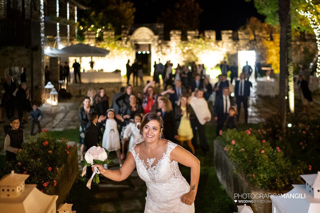 063 reportage sposi foto lancio bouquet matrimonio wedding castello rossino lecco 063 reportage sposi foto lancio bouquet matrimonio wedding castello rossino lecco