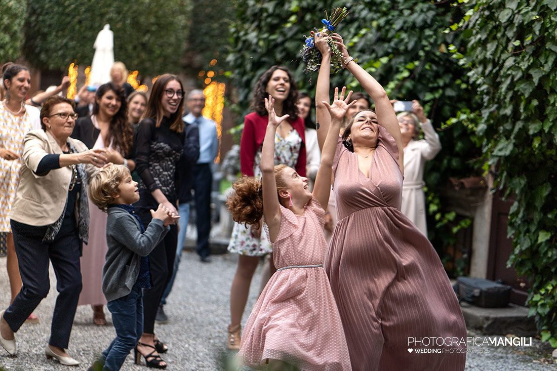 069 reportage sposi foto lancio bouquet matrimonio wedding castello marigolda curno bergamo 069 reportage sposi foto lancio bouquet matrimonio wedding castello marigolda curno bergamo