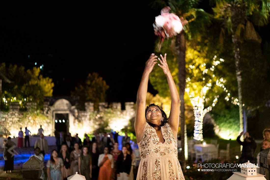 072 reportage sposi foto lancio bouquet matrimonio wedding castello rossino lecco