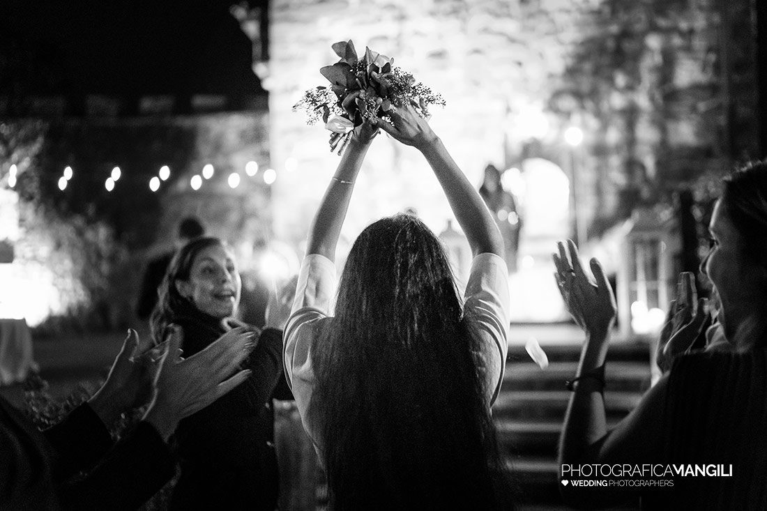 073 reportage sposi foto lancio bouquet matrimonio wedding castello rossino lecco
