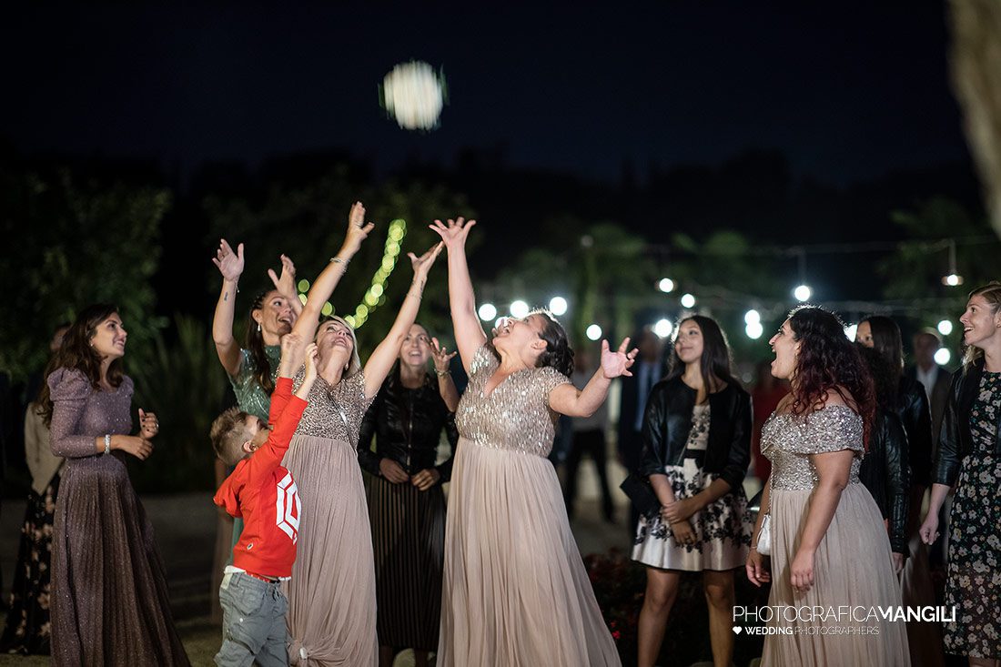 076 reportage sposi foto lancio bouquet matrimonio wedding tenuta serradesca scanzorosciate bergamo 076 reportage sposi foto lancio bouquet matrimonio wedding tenuta serradesca scanzorosciate bergamo