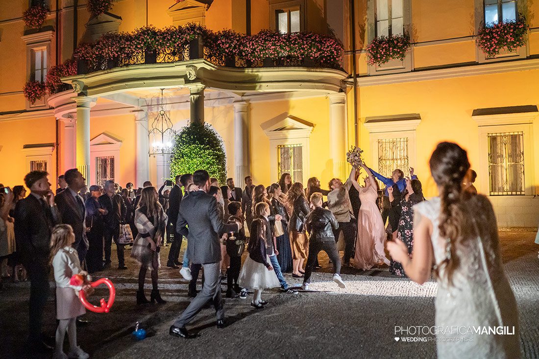 077 reportage sposi foto lancio bouquet matrimonio wedding villa acquaroli carvico bergamo 1 077 reportage sposi foto lancio bouquet matrimonio wedding villa acquaroli carvico bergamo 1