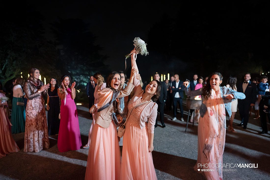 078 reportage sposi foto lancio bouquet matrimonio wedding villa acquaroli carvico bergamo 078 reportage sposi foto lancio bouquet matrimonio wedding villa acquaroli carvico bergamo
