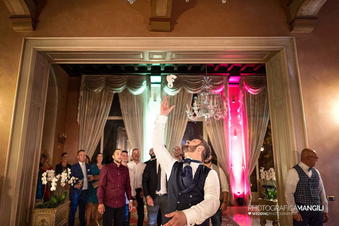 078 reportage sposi foto lancio giarrettiera matrimonio wedding villa mattioli lesmo monza brianza 078 reportage sposi foto lancio giarrettiera matrimonio wedding villa mattioli lesmo monza brianza