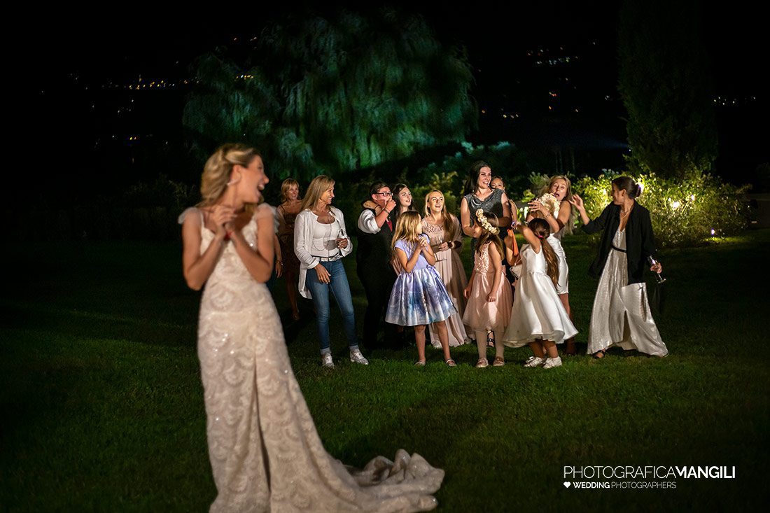 081 reportage sposi foto matrimonio wedding lancio bouquet villa rocchetta lago maggiore 081 reportage sposi foto matrimonio wedding lancio bouquet villa rocchetta lago maggiore