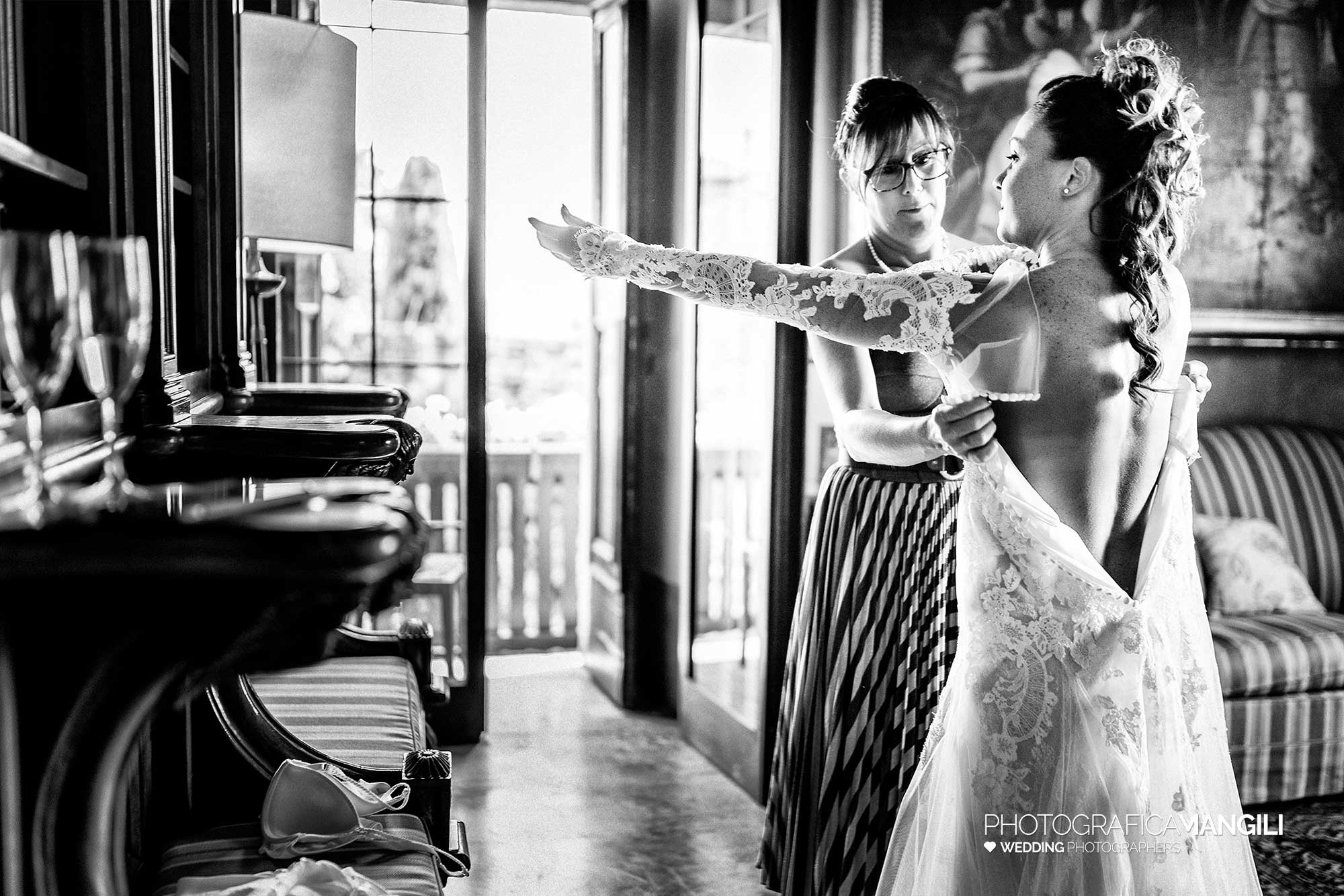 010 preparativi sposa vestizione foto matrimonio lecco castello rossino 010 preparativi sposa vestizione foto matrimonio lecco castello rossino