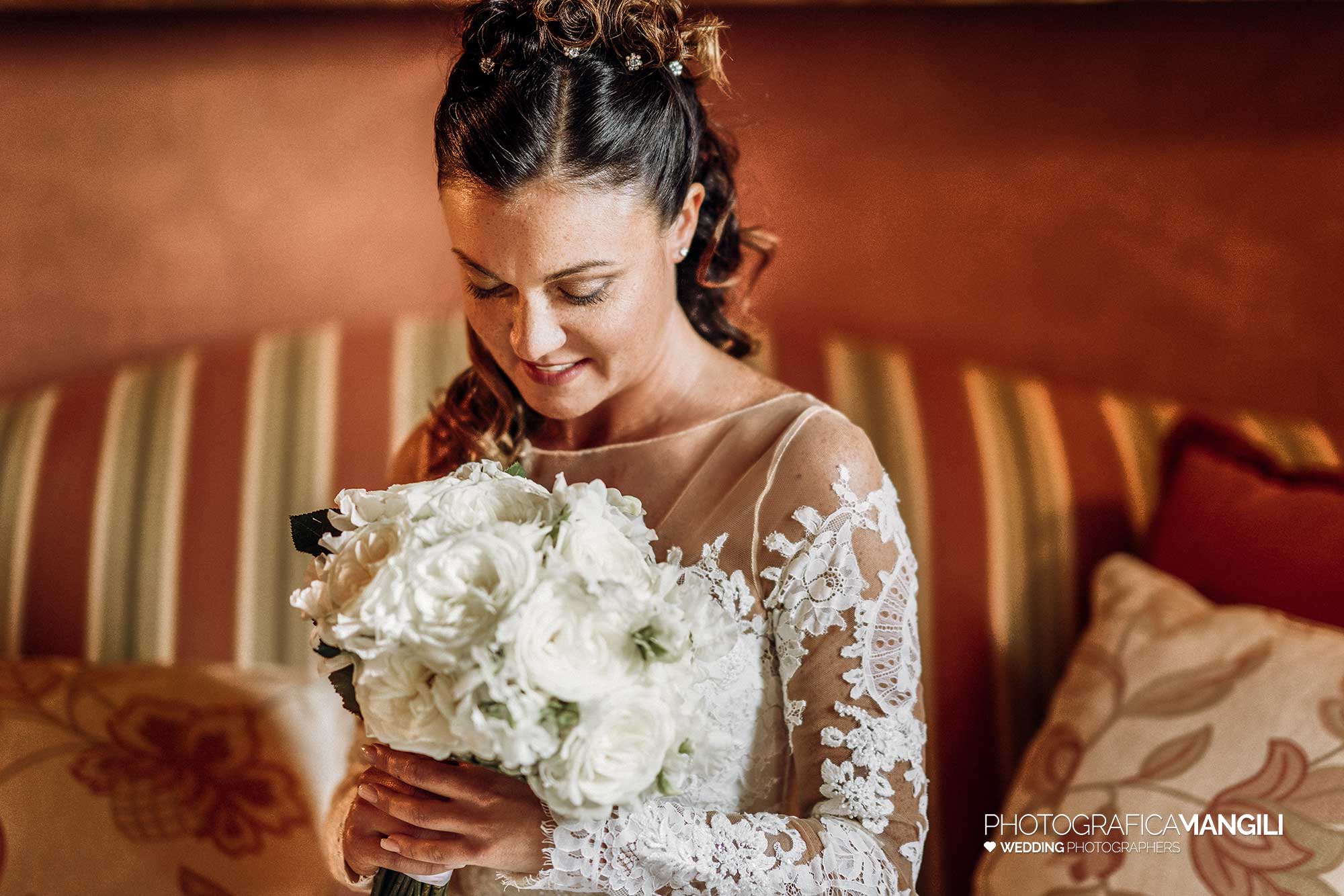 012 preparativi sposa bouquet ritratto foto matrimonio lecco castello rossino 012 preparativi sposa bouquet ritratto foto matrimonio lecco castello rossino