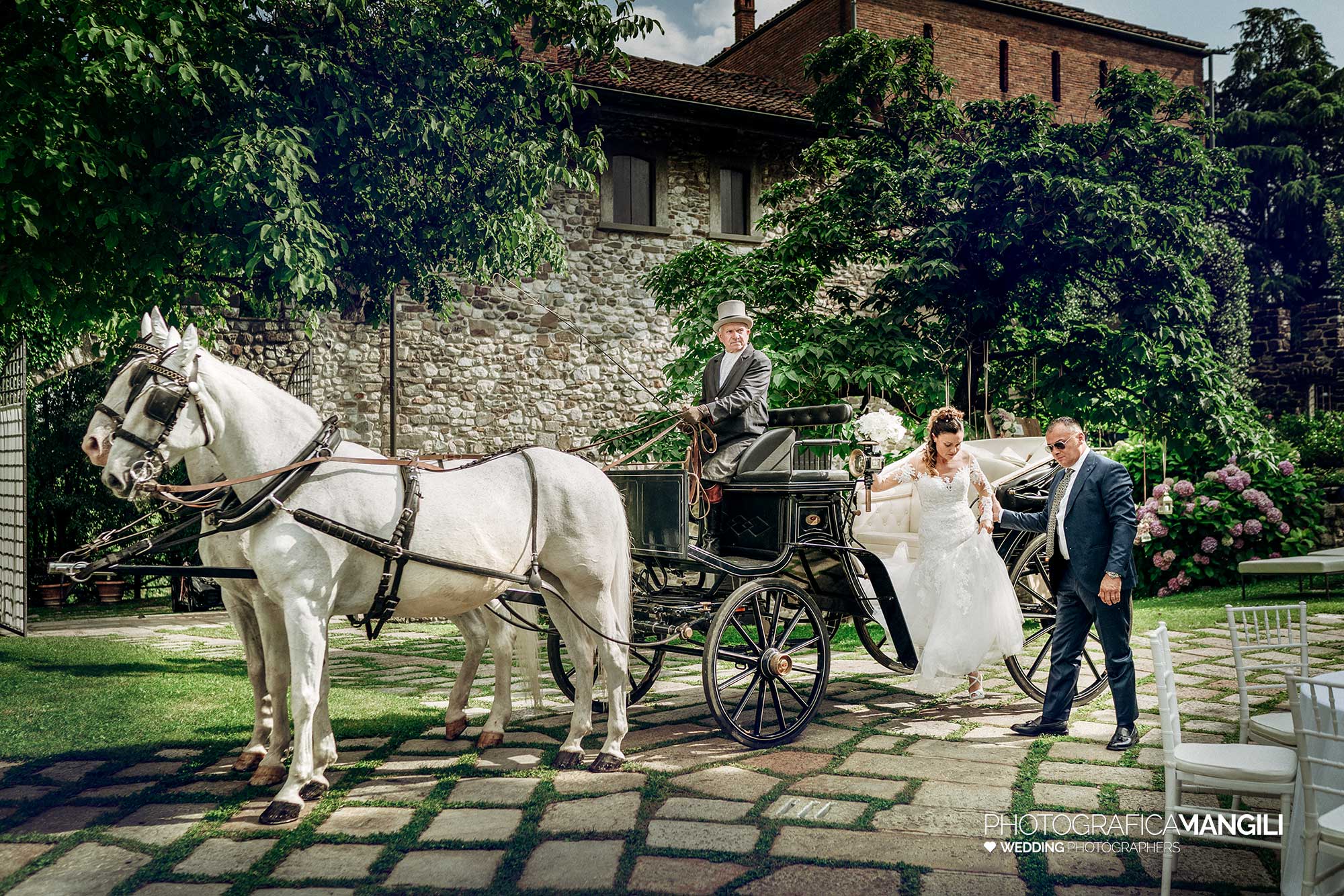 017 fotografia matrimonio arrivo sposa carrozza lecco castello rossino 017 fotografia matrimonio arrivo sposa carrozza lecco castello rossino