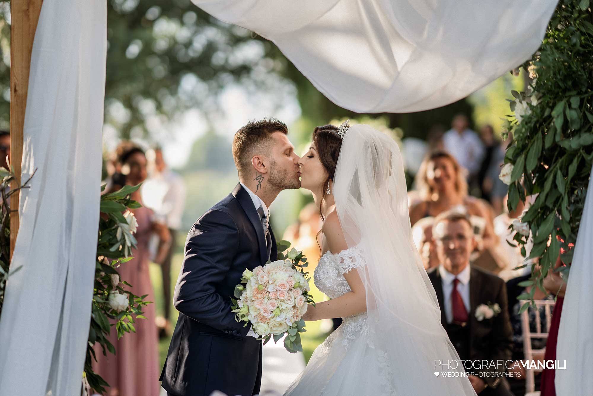 023 fotografo matrimonio lecco castello rossino cerimonia bacio 023 fotografo matrimonio lecco castello rossino cerimonia bacio