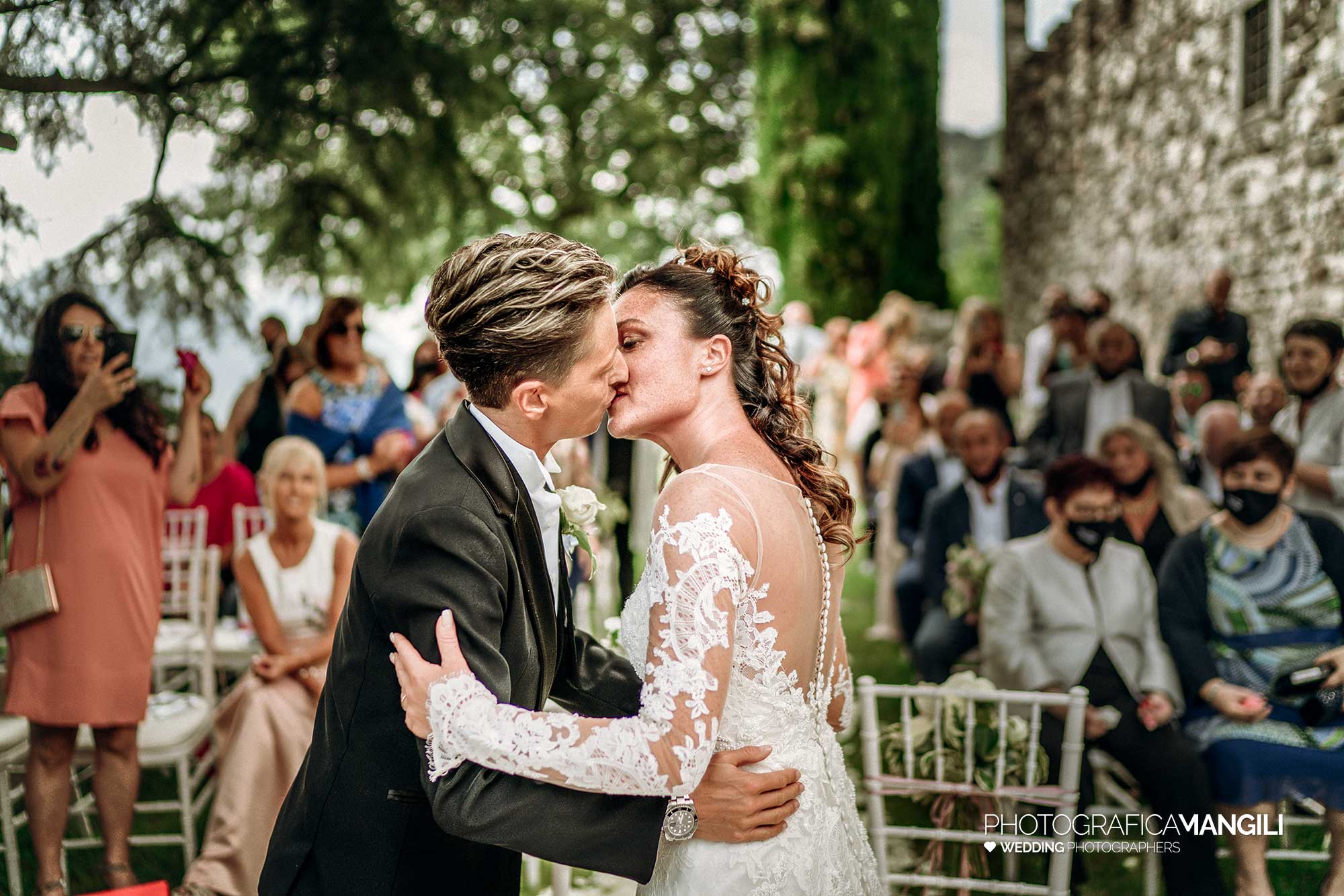 025 fotografia matrimonio bacio rito civile lecco castello rossino 025 fotografia matrimonio bacio rito civile lecco castello rossino